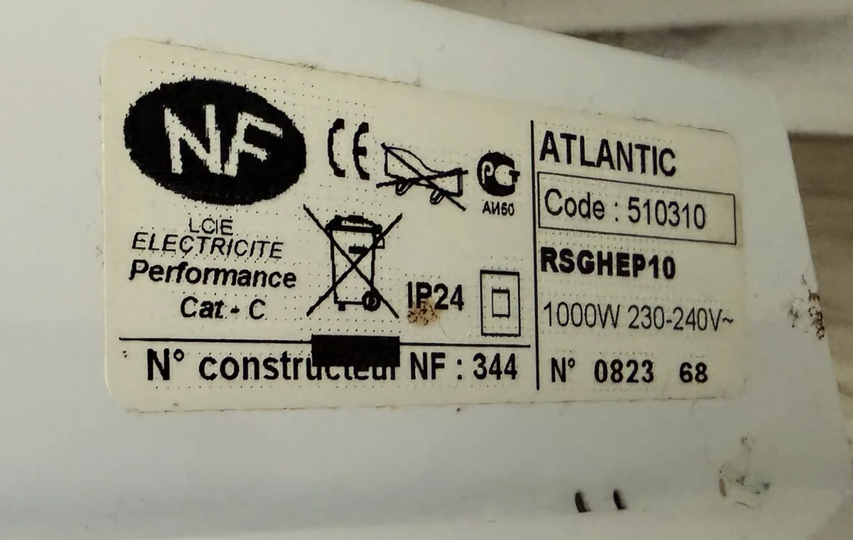 Plaque signalétique d'un convecteur électrique Atlantic de 1000 watts portant la mention NF Électricité Performance